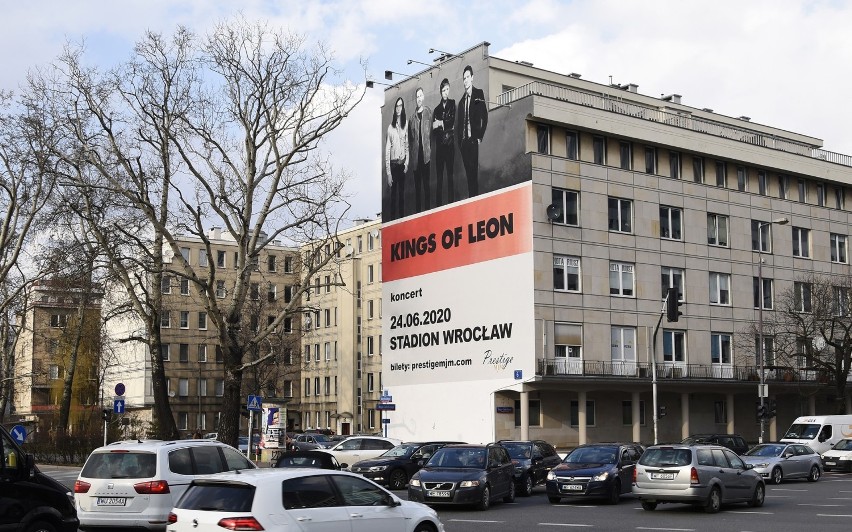 Kings of Leon na ścianie warszawskiej kamienicy! Zespół już w czerwcu przyjedzie do Polski!