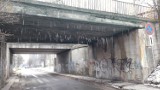 Niebezpieczne sople zwisają z wiaduktu w Kielcach. Jeżdżą pod nim samochody i chodzą ludzie. Kto je usunie? 