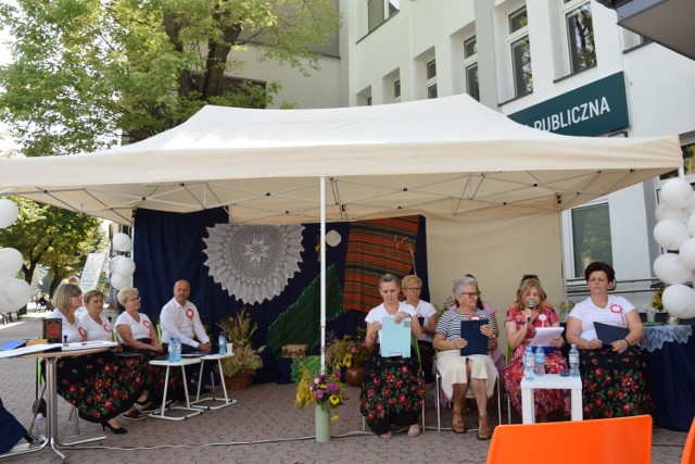 Przed biblioteką miejską zorganizowano akcję Narodowego Czytania. Lekturą było "Nad Niemnem".