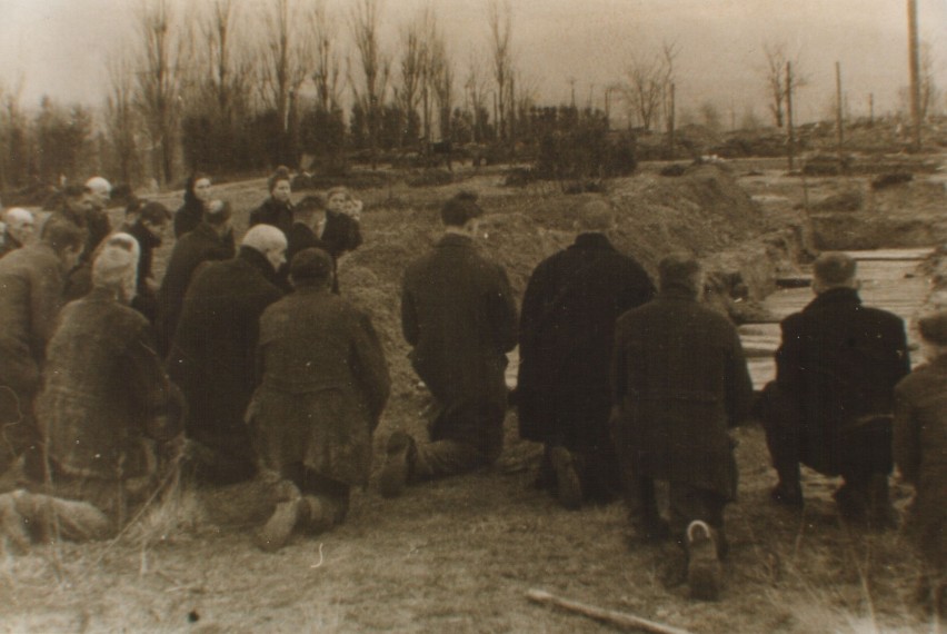 Zdj. z ekshumacji 1945 r.