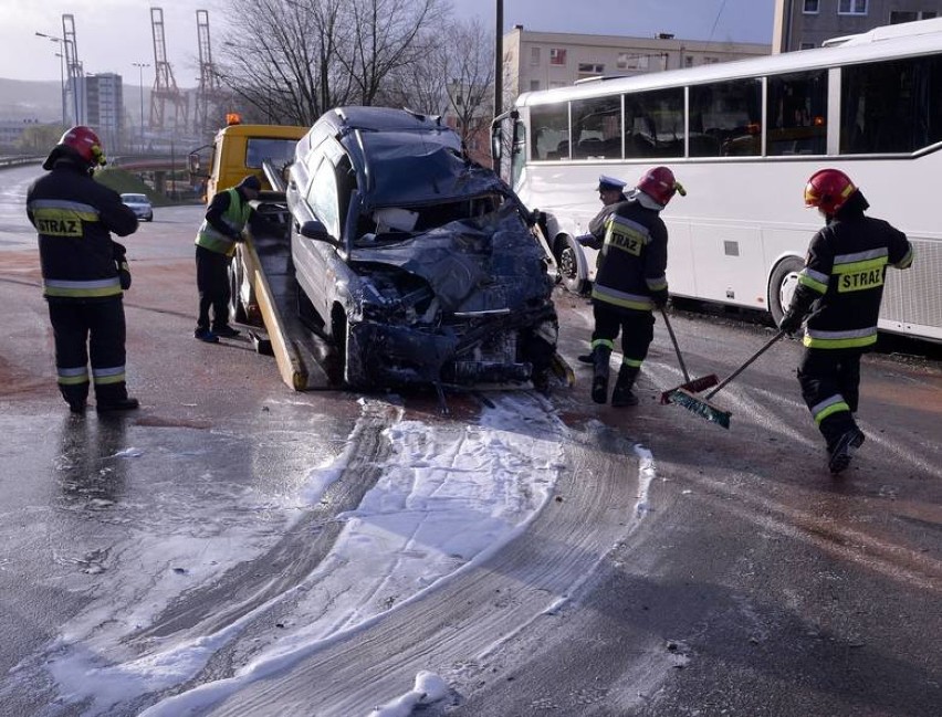 Gdynia. Kartka z kalendarza. 1.12.2015. Wypadek autokaru z dziećmi na estakadzie Kwiatkowskiego. Są poszkodowani. Śmigłowiec LPR w akcji