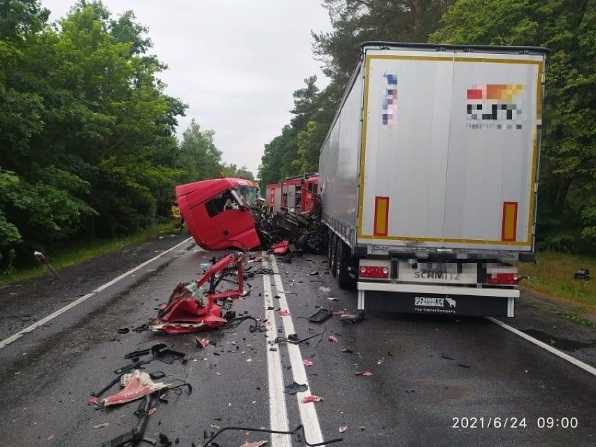 Wypadek pod Krzeszycami. Zderzyły się dwie ciężarówki. Na miejscu lądował śmigłowiec LPR. Droga jest zablokowana