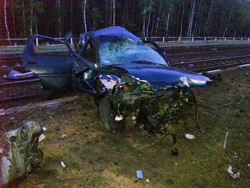 Pociąg zniszczył auto 62-letniego kierowcy