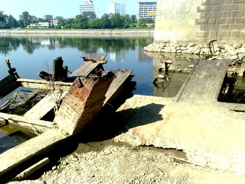 Stara konstrukcja mostu Poniatowskiego, zniszczona przez...