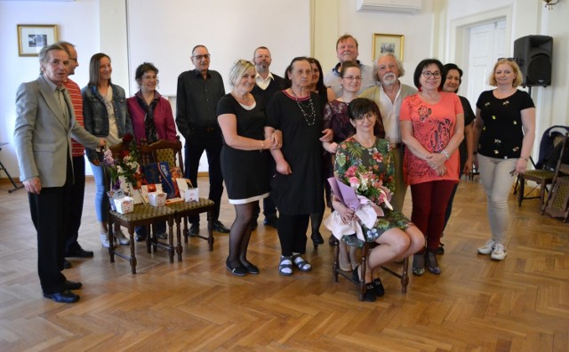 Majowe spotkanie Lipnowskiej Grupy Literackiej, działającej przy Miejskiej Bibliotece Publicznej w Lipnie, zostało poświęcone wierszom Magdaleny Grzywaczewskiej.