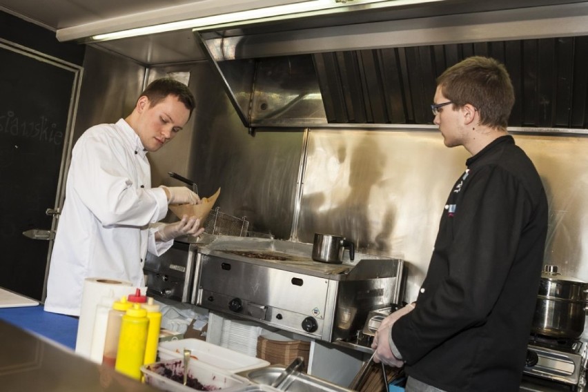 Spróbuj warszawskich smaków w food trucku Szerdelek...