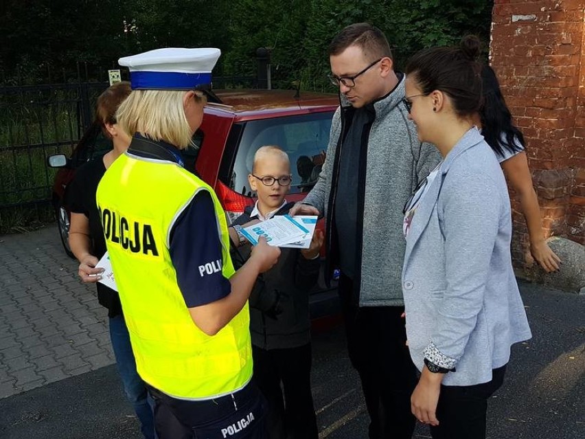 Początek roku szkolnego. Akcja policji przed szkołą w Białogardzie [ZDJĘCIA]