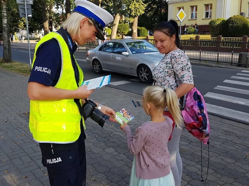 Początek roku szkolnego. Akcja policji przed szkołą w Białogardzie [ZDJĘCIA]