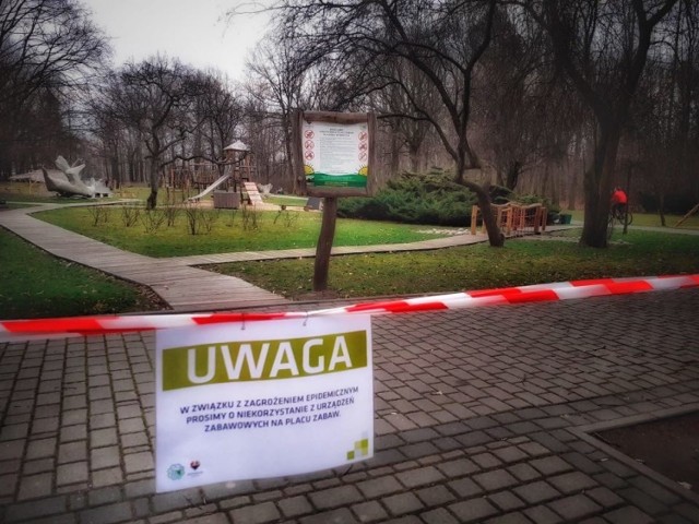 W czwartek w Katowicach pojawiły się już tablice z zakazem wchodzenia na place zabaw. Mieszkańcy tłumnie wyruszyli na spacery.


Zobacz kolejne zdjęcia. Przesuwaj zdjęcia w prawo - naciśnij strzałkę lub przycisk NASTĘPNE
