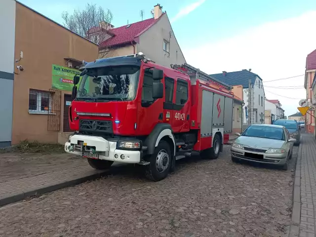 Pożar w kamienicy przy pl. Tadeusza Kościuszki. Na miejscu cztery wozy strażackie