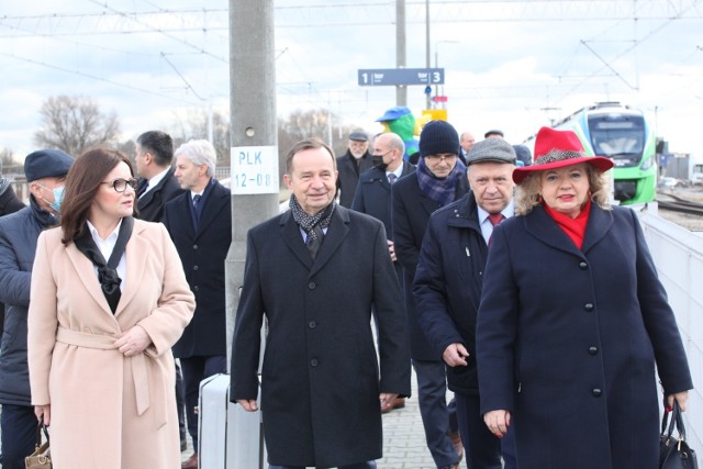 W briefingu prasowym na stacji kolejowej w Kolbuszowej wzięli udział: marszałek Władysław Ortyl, wicemarszałek Ewa Draus, przedstawiciele PKP PLK, PoL-Regio, parlamentarzyści i samorządowcy