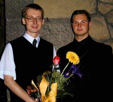 Waldemar Groń pierwszą wiązankę kwiatów otrzymał od swego nauczyciela Witolda Maleszki. Fot. Stanisław ŚMIERCIAK