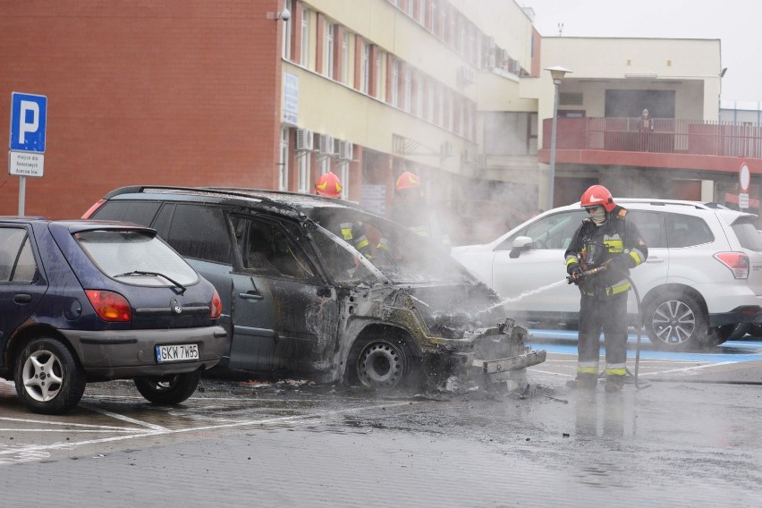 Samochód płonął na parkingu przy szpitalu w Grudziądzu [wideo, zdjęcia]