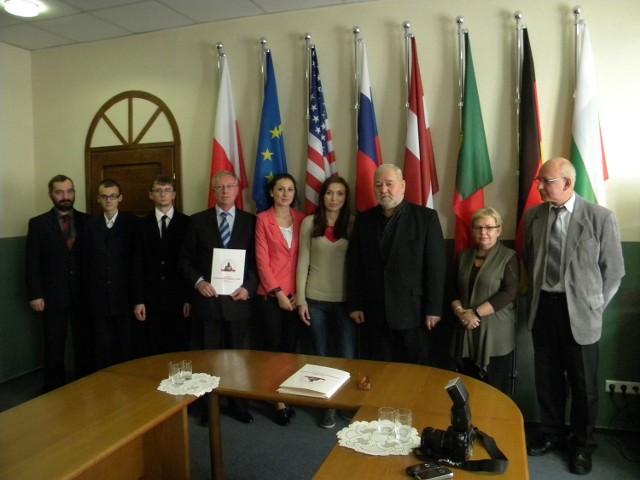 Ireneusz Smykaj (czwarty od lewej) otrzymał gratulacje od rektora kaliskiej PWSZ prof. Jana Chajdy