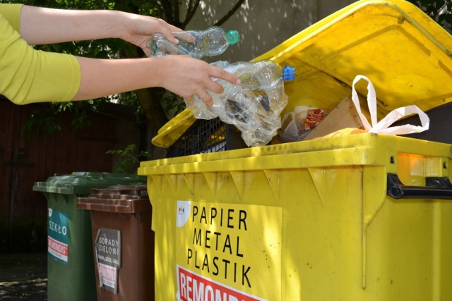 Wraz z początkiem roku w życie weszły zapisy ustawy z 19 lipca 2019 o zmianie ustawy o utrzymaniu czystości i porządku w gminach oraz niektórych innych ustaw. 

Urzędy miast i gmin wyjaśniają mieszkańcom, w jaki sposób od 1 stycznia 2020 powinna wyglądać selektywna zbiórka odpadów. Śmieci należy segregować na 5 frakcji, ta zasada obowiązuje w całym kraju i jest obowiązkowa. Oddzielne pojemniki lub worki powinniśmy mieć na metale i tworzywa sztuczne, szkło, papier, bioodpady oraz odpady zmieszane. 

Karą za niesegregowanie może być wielokrotność (2-4) opłaty. Jeśli więc opłata w naszej gminie wynosi 22 zł od osoby, a kontrole wykażą, że odpadów nie segregujemy, nasza opłata może urosnąć nawet do 88 zł miesięcznie. O wysokości opłaty za niesegregowanie decyduje samorząd.

Zasady selektywnej zbiórki na nowych zasadach wyjaśnia m.in. Wydział Gospodarki Komunalnej UM Torunia i Bydgoszczy. Wytyczne znajdziecie pod kolejnymi zdjęciami --->

Nowe pojemniki mają pojawiać się systematycznie. 



Od 1 stycznia żółty pojemnik ma służyć do zbiórki metali i tworzyw sztucznych. Papier trafi teraz osobno - do niebieskiego worka/pojemnika.