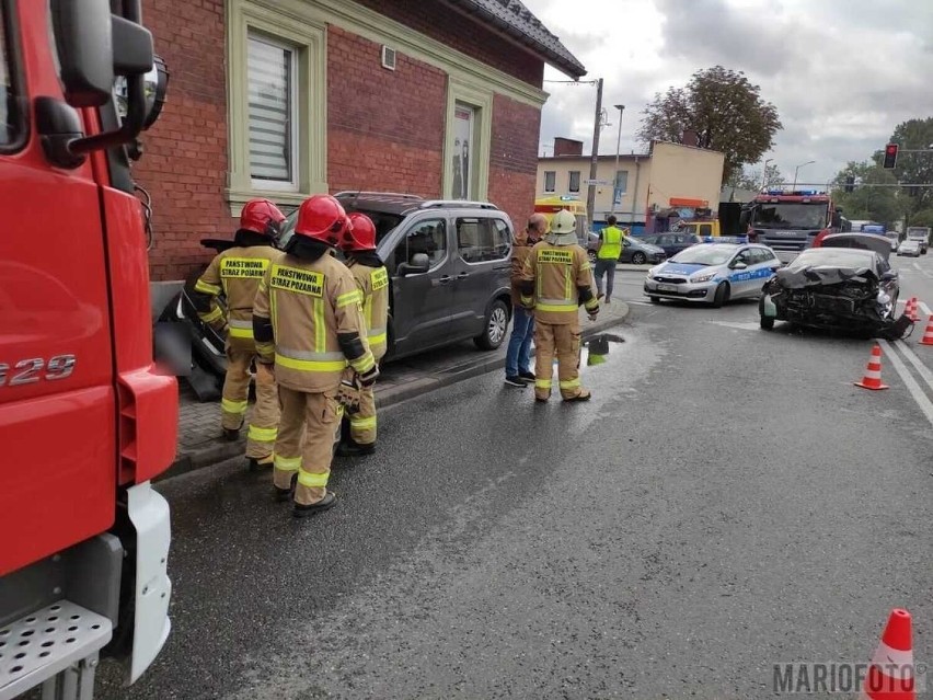 Zderzenie dwóch samochodów na skrzyżowaniu ul. Mieszka I i Bolesława Chrobrego w Opolu