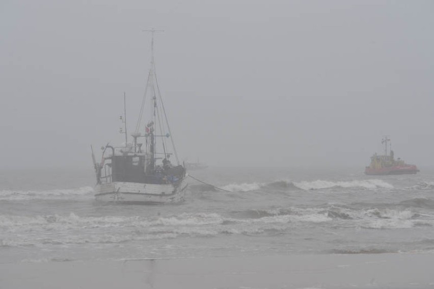 Kuter rybacki wyrzucony na plaży koło Ustki. Trwa akcja ratowników SAR [ZDJĘCIA, WIDEO]