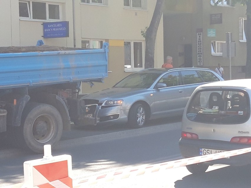 Audi wjęchało w tył wywrotki na ul. Kowalskiej [zdjęcia]