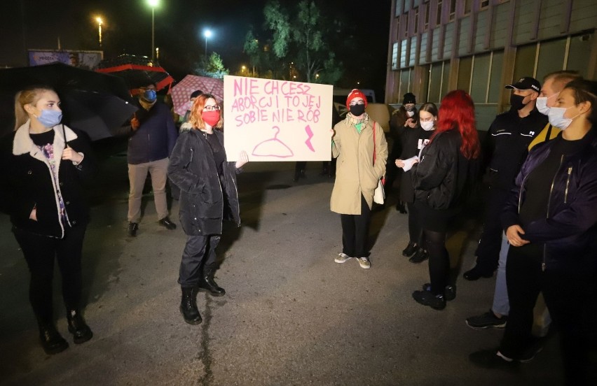 Uczestnicy manifestacji występowali z hasłami wyrażającymi...