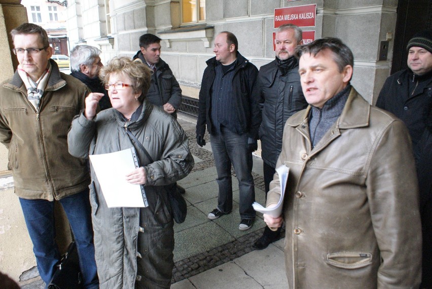 Kupcy w Kaliszu podczas konferencji prasowej przed ratuszem