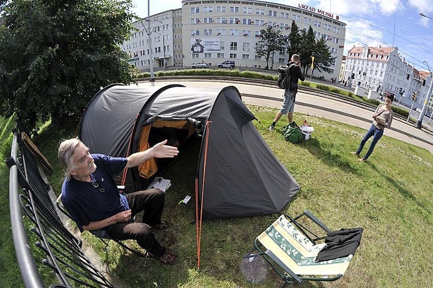 Protest w Gdańsku przed UM. Prowadzi strajk głodowy przeciwko eksmisji