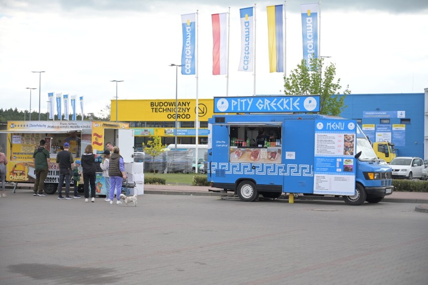 Tak wygląda festiwal food trucków w Grudziądzu. Na parkingu...