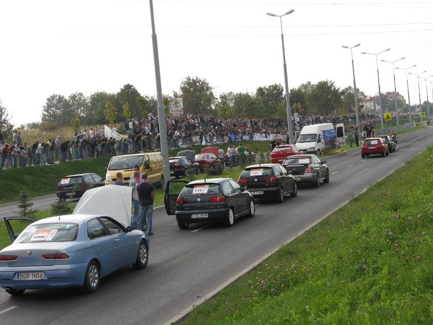 Wyścigi na 1/4 mili na al. Jana Pawła II przyciągnęły tłumy. Zobacz zdjęcia i wideo