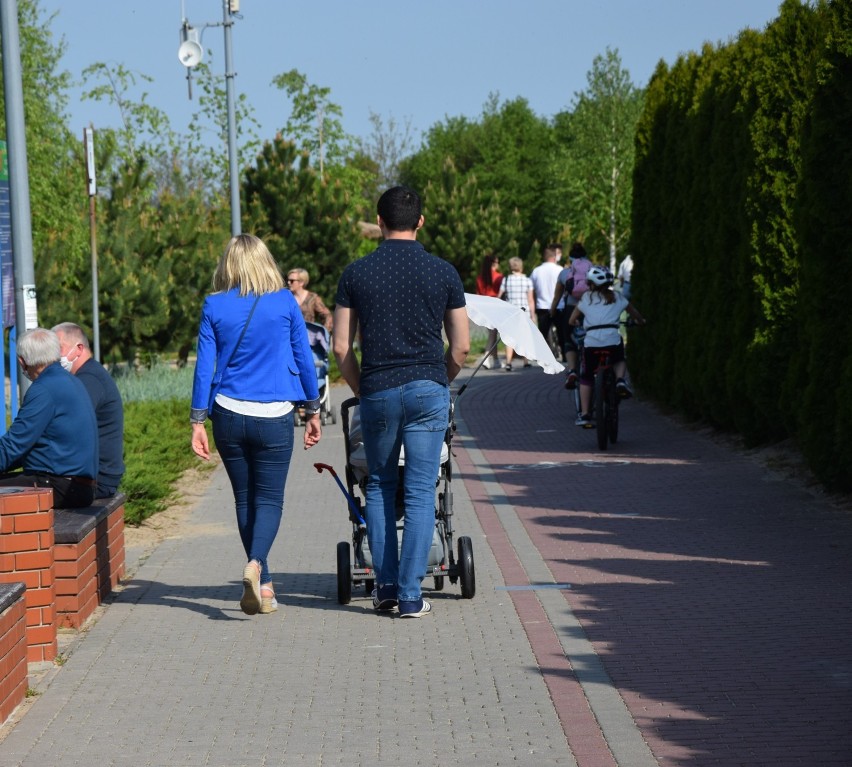 Mieszkańcy Kraśnika odpoczywają nad zalewem. Zobacz zdjęcia z niedzielnego spaceru