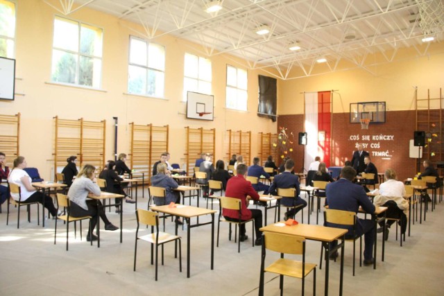 Jutro w całej rozpoczynają się egzaminy maturalne (zdjęcia ze szkół powiatu międzychodzkiego z egzaminów maturalnych z 2019 roku).