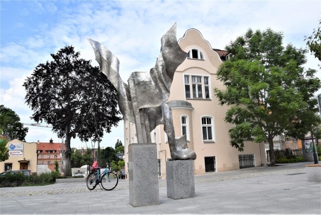 Plac Matejki, w tle odnowiona kamienica, która doczekała się remontu w ostatnich tygodniach.