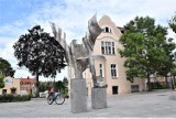 Na pomniku uświetniającym 100-lecie odzyskania niepodległości pojawiły się rdzawe plamy. Czy monument na placu Matejki doczeka się zmian?