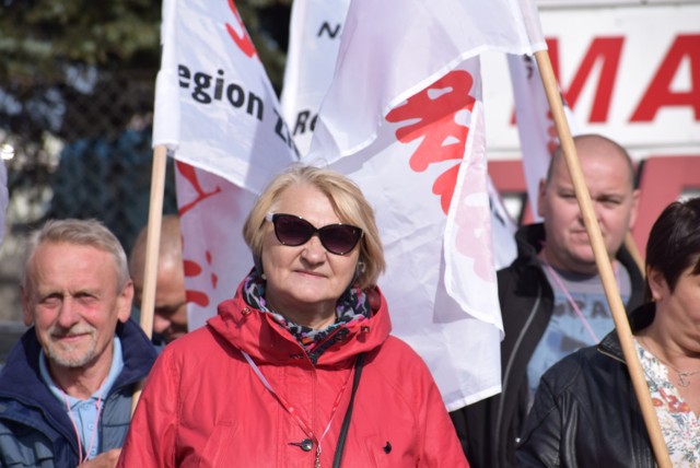 Pikieta przed Terplastem. Pracownicy żądają podwyżki, grożą strajkiem