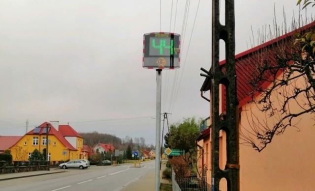 W Kramarzynach (gm. Tuchomie) przy drodze krajowej nr 20 zamontowany został radarowy wyświetlacz prędkości.