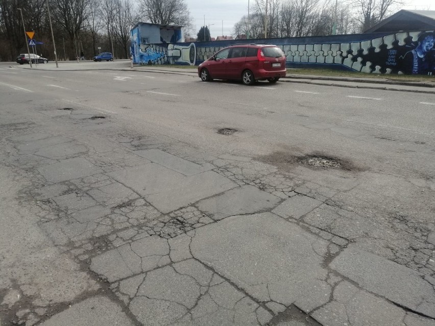 Dopiero co łatali tę ulicę... Dziura na dziurze w centrum Goleniowa