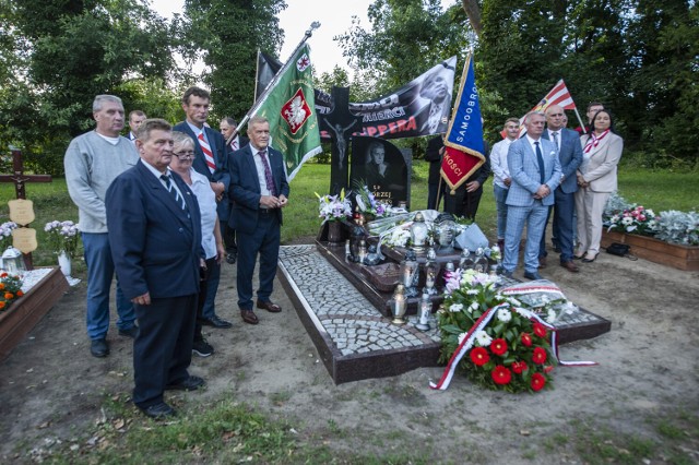 Na cmentarzu w Krupach w gminie Darłowo zorganizowano uroczystości z udziałem działaczy Samoobrony.