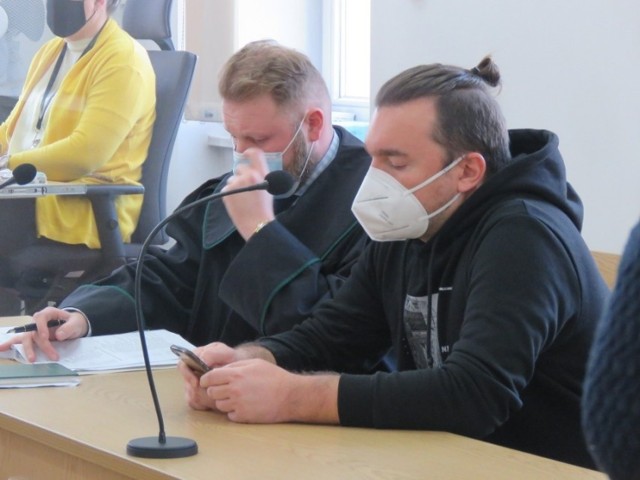 Pomysł radnego Wadowic Mateusza Klinowskiego (na zdjęciu siedzi po prawej stronie) na walkę z koronawirusem budzi kontrowersje