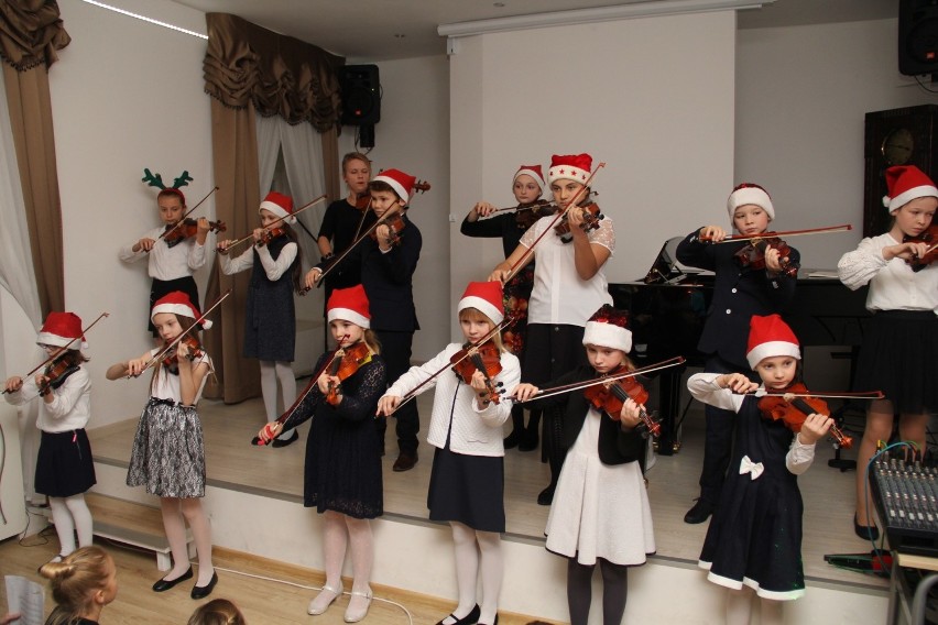 Młodzi brzezińscy muzycy wystąpili w świątecznym koncercie