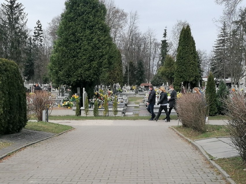 Cmentarz w Pabianicach. Pabianiczanie odwiedzali groby bliskich ZDJĘCIA