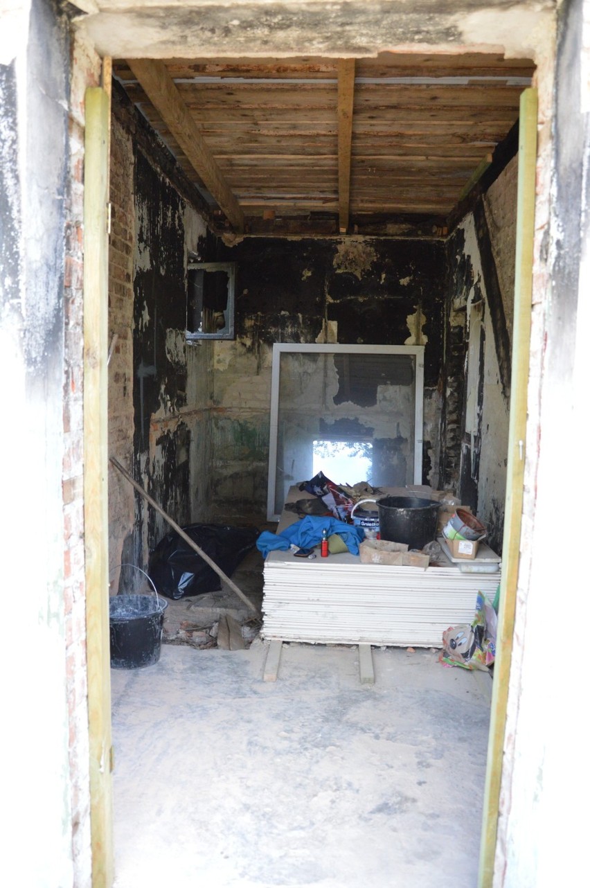 Wychowała się w bidulu, a teraz stara się odbudować dom po pożarze. Ogień prawdopodobnie zaprószył jej były mąż (FOTO)