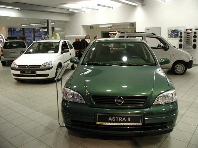 Rok 2002, salon samochodowy opel w Chorzowie i astra II