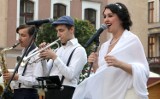 Festiwal Lato na Starym Mieście w Grudziądzu. Na Rynku wystąpił kwintet Twenties Jazz Band. Zobacz zdjęcia