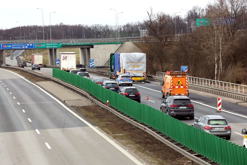 Wypadek wozu strażackiego tuż za Legnicą. Cztery osoby ranne, zobaczcie zdjęcia