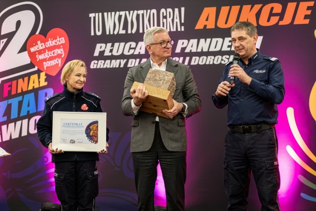 Komendant Wojewódzki Policji w Poznaniu nadinsp. Piotr Mąka podczas 32. Finału WOŚP wylicytował historyczną kostkę z poznańskiego Starego Rynku, którą na aukcję wystawił prezydent miasta Jacek Jaśkowiak. 