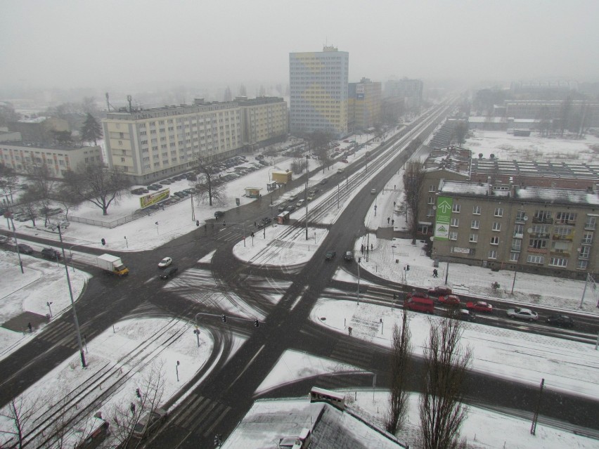 Przedpołudniowe opady śniegu w Łodzi