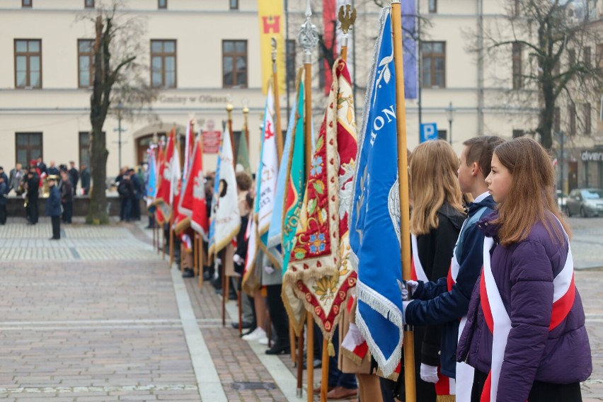 Narodowe Święto Niepodległości 2023 w Olkuszu. Mieszkańcy uczcili 105. rocznicę odzyskania niepodległości. Zobacz wideo