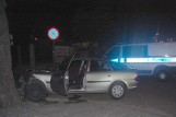 Głogów: Opel uderzył w drzewo. Kierowca i pasażer uciekli