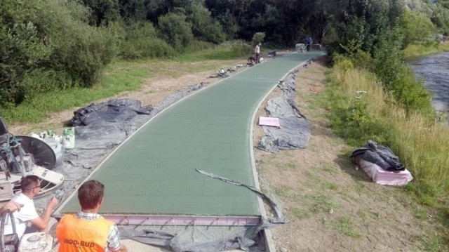 Do budowy ścieżki Velo Krynica użyto zielonego betonu, a nie syntetycznej czerwonej żywicy jak zawarte było w dokumentacji przetargowej