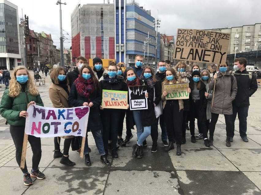 Tłumy uczniów na Młodzieżowym Strajku Klimatycznym w...