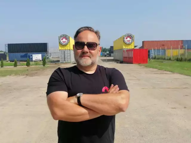 Krzysztof Bartyzel na lotnisku w Podczelu. Tu spotkają się fani muzyki elektronicznej