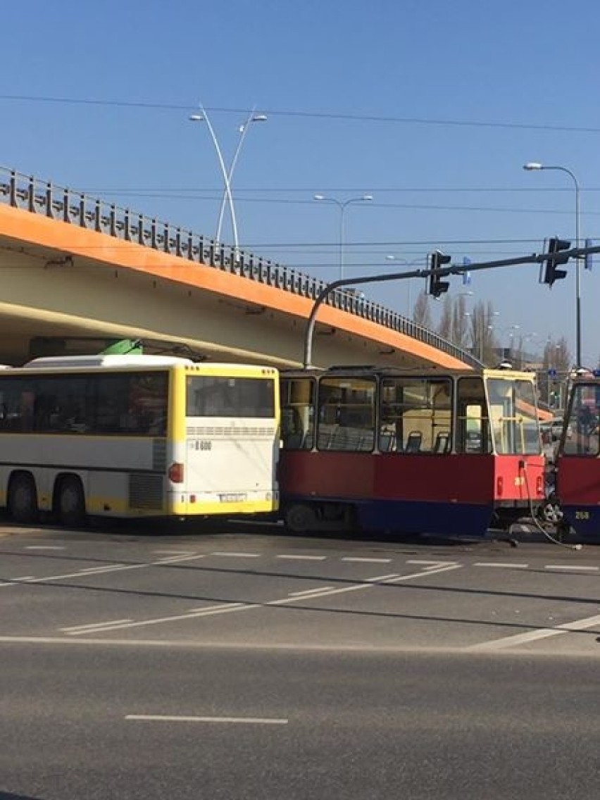 Tramwaj zderzył się z autobusem w Bydgoszczy. 15 osób trafiło do szpitala [zdjęcia]